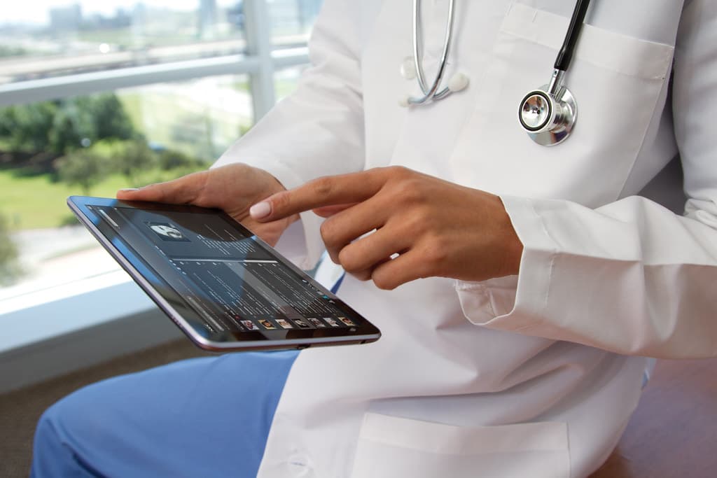 Médecins influenceurs sur LinkedIn : entre personal branding, santé publique et dérives déontologiques